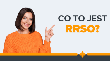 Uśmiechnięta kobieta w pomarańczowym swetrze wskazuje palcem na pytanie „Czym jest RRSO?”.