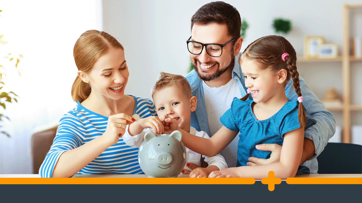 Uśmiechnięta rodzina wrzuca monety do skarbonki w kształcie świnki