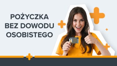Uśmiechnięta kobieta pokazuje swój dowód tożsamości i wykonuje gest „kciuka w górę”.