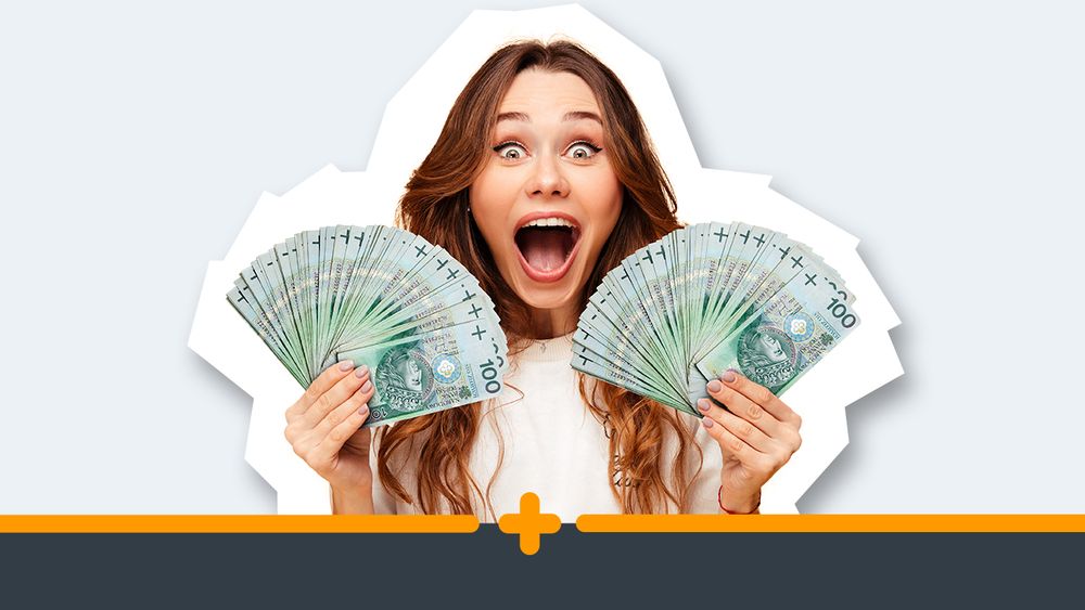 Radosna kobieta trzymająca w dłoniach wachlarze banknotów nominałem 100 zł