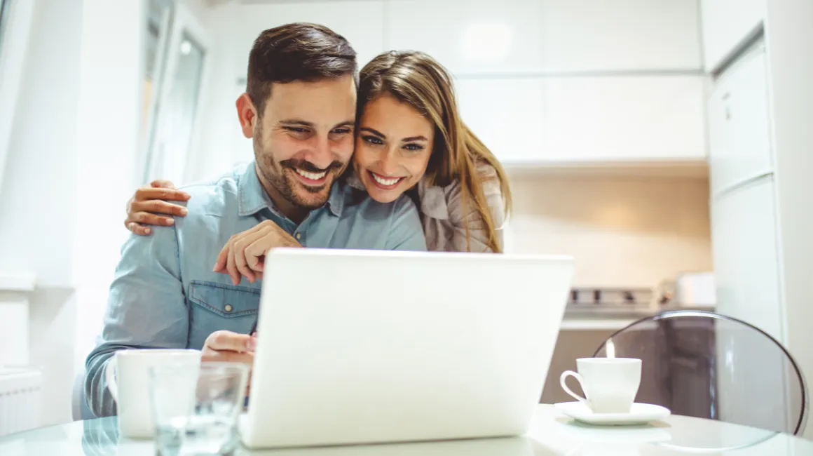 Młode małżeństwo składa wniosek o pożyczkę przez internet