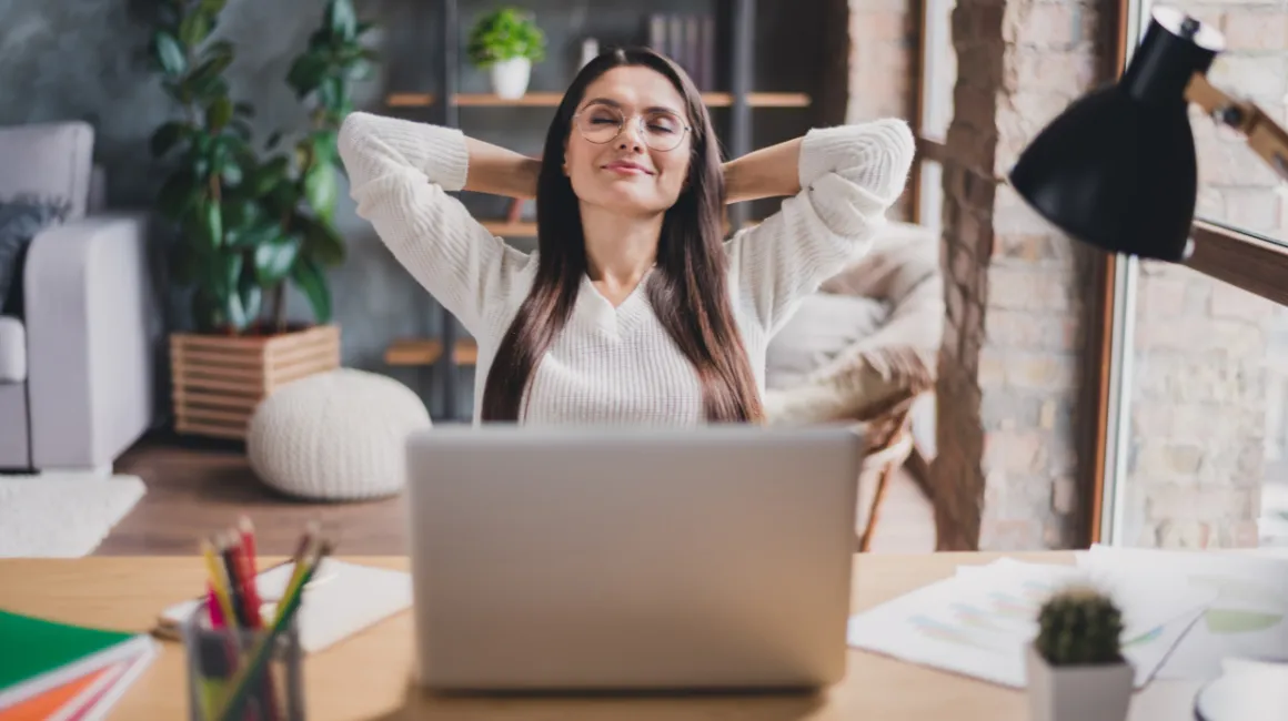 Zrelaksowana kobieta przy laptopie